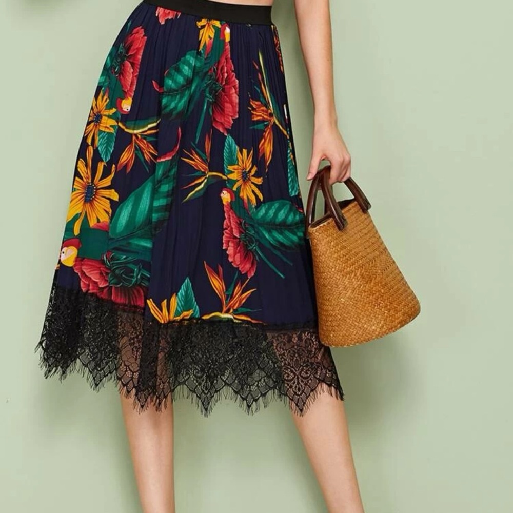 ‼️Dropping soon‼️ NEW floral print contrast lace hem skirt